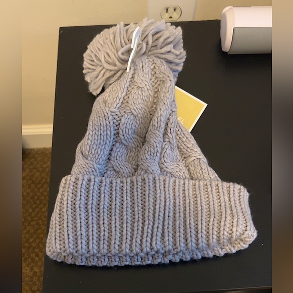 Michael Kors cable knit PomPom beanie in Gray *NWT - Picture 2 of 3